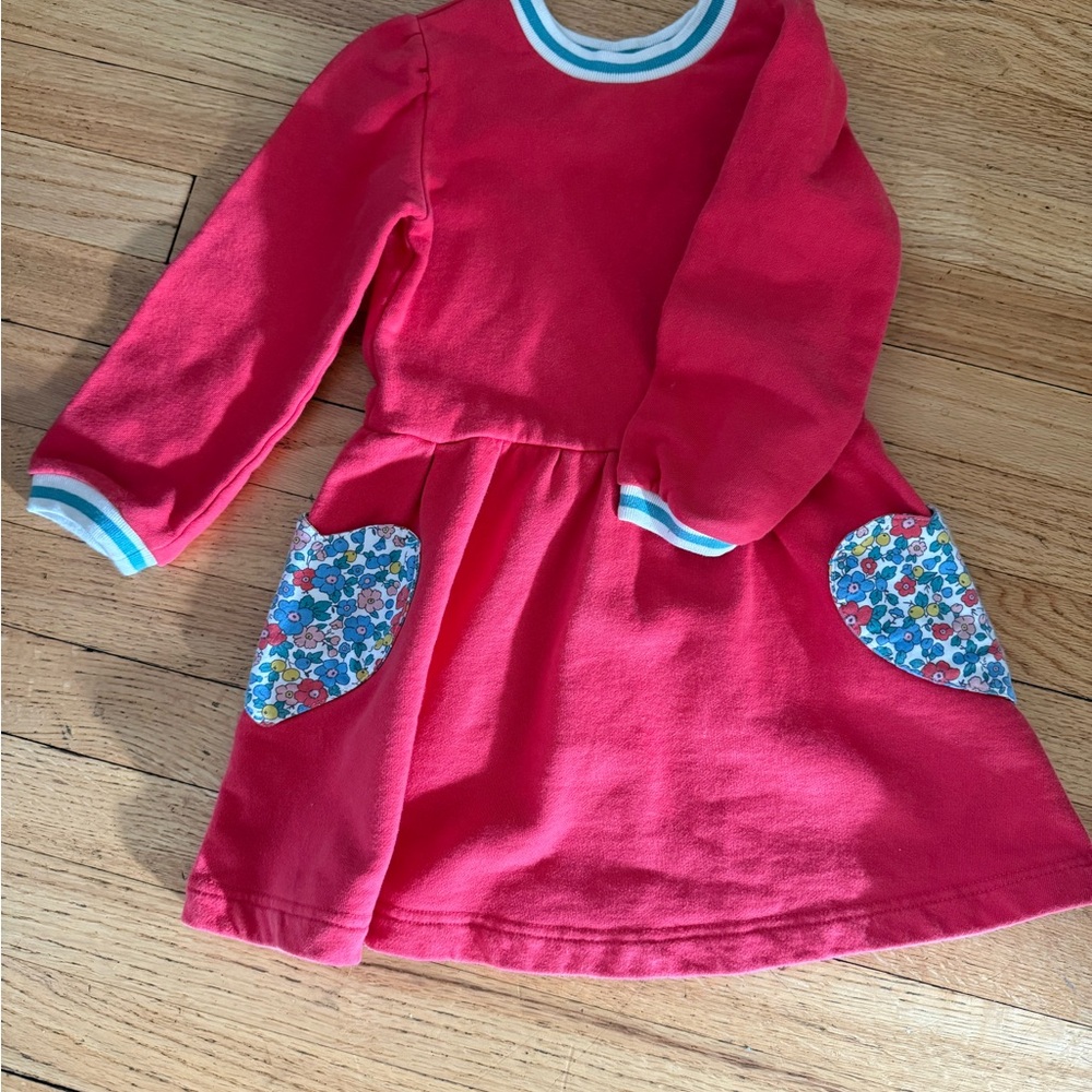 Mini Boden pink sweatshirt dress with floral appliqué pockets sz 4-5y
